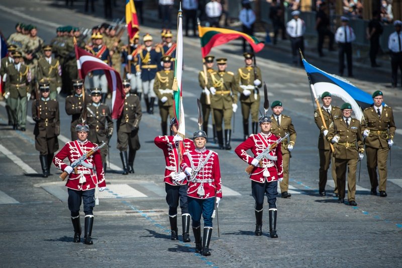 Български гвардейци поведоха парада по случай Деня на Бастилията в Париж. Снимка: БГНЕС/ЕПА