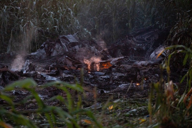 Отломки от самолет Ан-12, който се разби край Кавала в североизточна Гърция. Снимка:ЕПА/БГНЕС