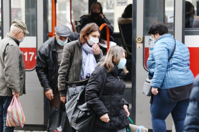 Маските стават задължителни в градския транспорт в София от понеделник