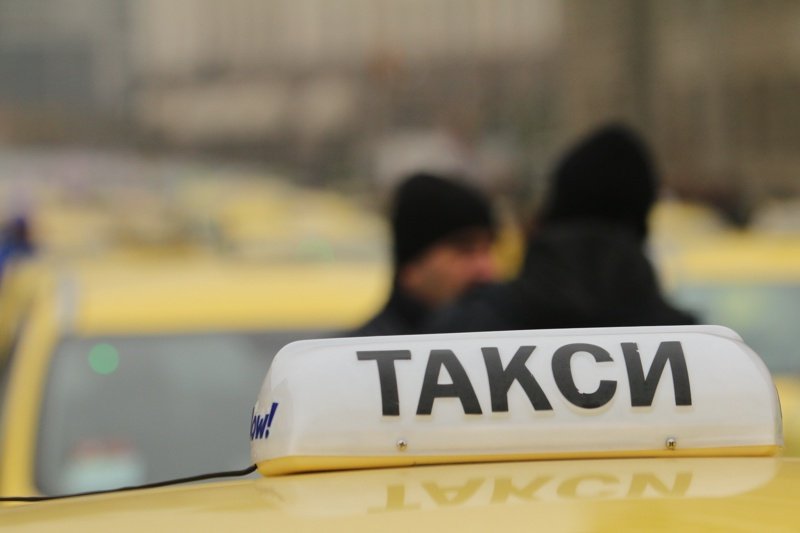 Събев предлага въвеждането на електронните таксиметрови апарати да се отложи