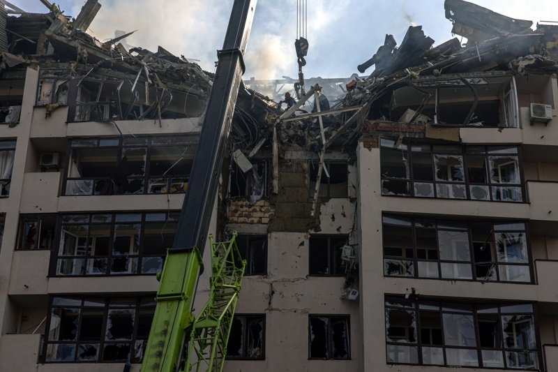 В резлултат на ракетния обстрел частично разрушени са последните 3 етажа на жилищен блок в Киев. Снимка: ЕПА/БГНЕС
