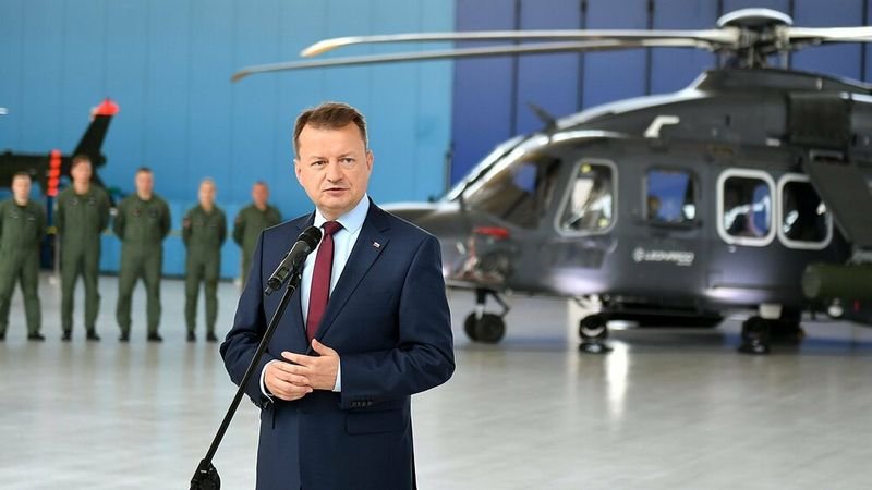 Полският министър на отбраната Мариуш Блашчак пред хеликоптер AW149