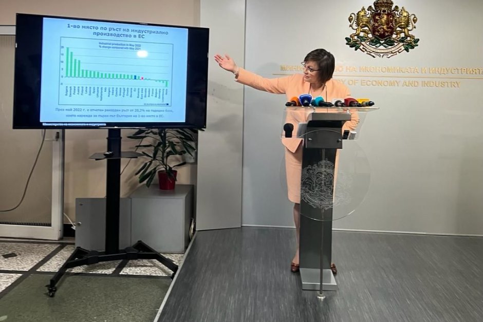 Корнелия Нинова представя данните на "Евростат"