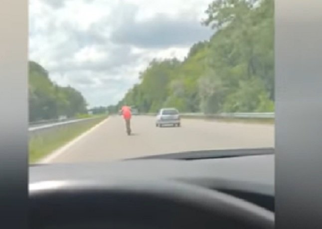 Жена с тротинетка бе заснета да кара с над 120 км в час (видео)