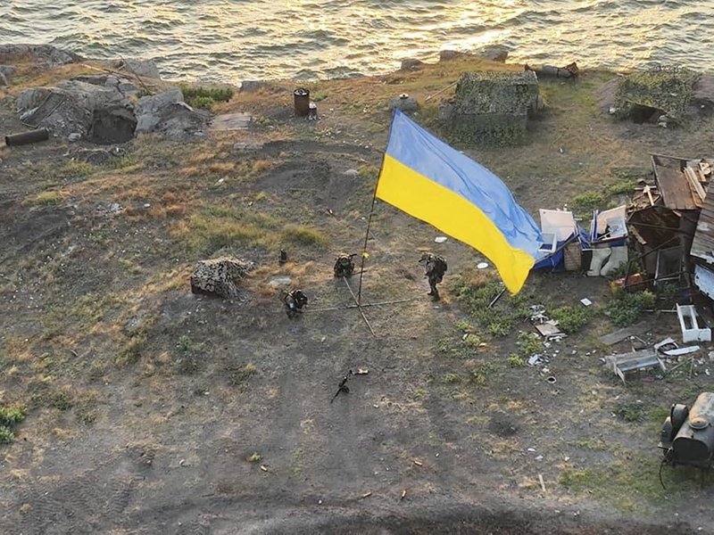Украински военнослужещи издигат украинския флаг на Змийския остров в Черно море, Сн. ЕПА/БГНЕС