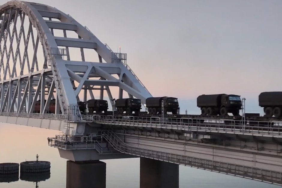 Руска военна техника преминава по Кримския мост. Снимка: Министерство на отбраната на РФ