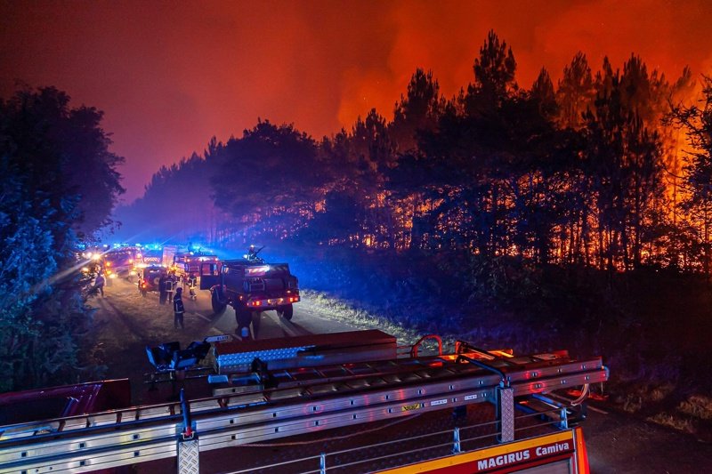 Горските пожари в Южна Франция и в някои части на Италия продължават да се разрастват