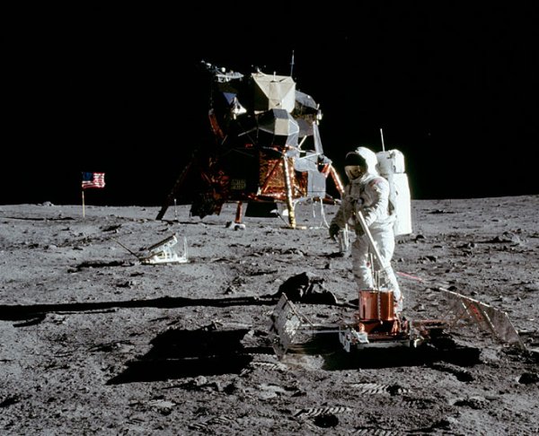 Възстановен е контактът с летящия към Луната апарат на НАСА