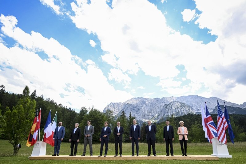 Лидерите на Г-7 на срещата им в Елмау, Германия. Снимка ЕПА/БГНЕС