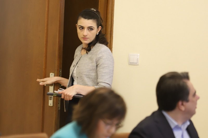 Бориславова: Ще помогнем за кабинет, ако третият мандат е при партньор