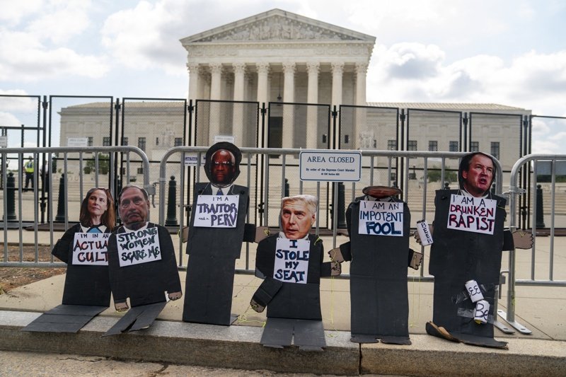 Изображения на консервативните съдии от Върховния съд, залепени на бариерата от защитници на правото на аборт пред Върховния съд във Вашингтон, Сн. ЕПА/БГНЕС