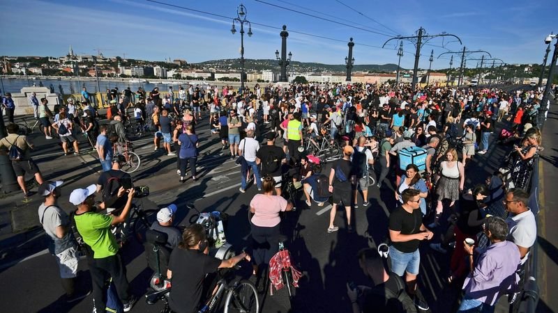 Протестиращи срещу данъчната реформа блокираха мост в Будапеща