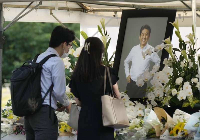 Хората оставяха цветя в памет на застреляния бивш премиер, сн. ЕПА/БГНЕС