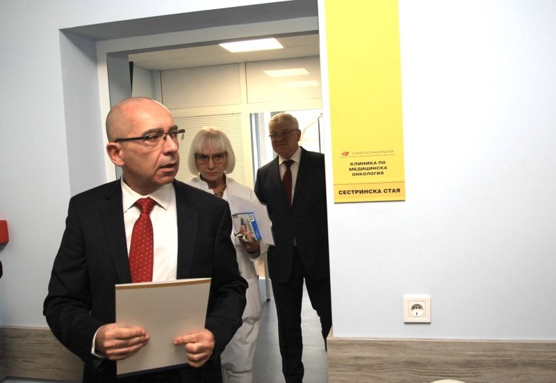 Константинов и проф. Куртева (на заден план) при откриването на обновения химиотерапевтичен комплекс в края на 2019 г.