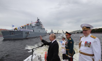 Владимир Путин приема военно-морския парад по река Нева, сн. ЕПА/БГНЕС
