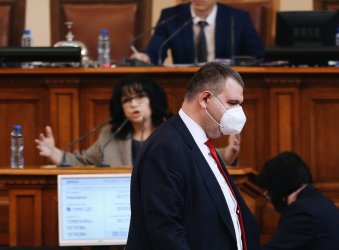 НАП се отказа да ревизира ММА боеца, купил имоти за милиони от Пеевски