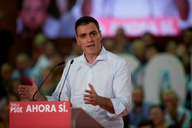 Премиерът на Испания призовава мъжете да не носят вратовръзки, за да пестят енергия