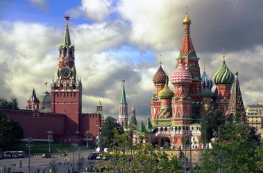 Москва забранява на граждани на "неприятелски държави" да осиновяват руски деца