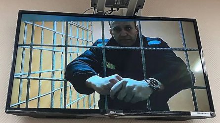 Навални е пратен в карцера заради разкопчано копче