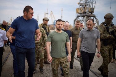 Преди два дни Володимир Зеленски беше на пристанище Одеса да провери как върви товаренето на зърно, сн. ЕПА/БГНЕС 