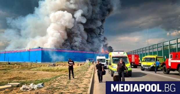 Огромен пожар е обхванал склад край Москва, при което е