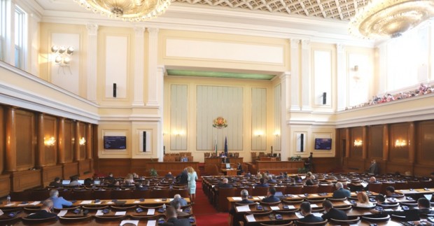 По предложение на председателстващият Народното събрание Мирослав Иванов от Продължаваме