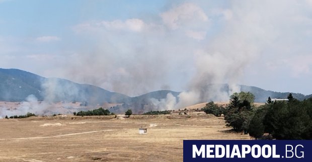 Пожарът край Казанлък отново се разрази заради силния вятър който