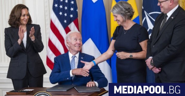 Американският президент Джо Байдън подписа документите за ратификация на членството
