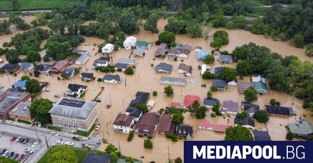 Най малко 37 души са вече жертвите на опустошителните наводнения в