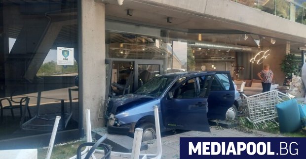 Автомобил се вряза в мебелен магазин в София съобщи бТВ