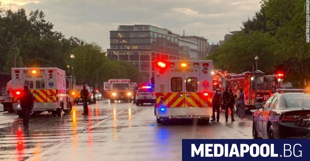 Четирима души са в критично състояние след като снощи мълния