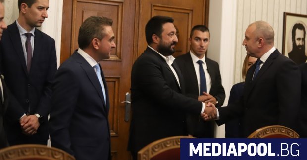 Служебното правителство и назначилият го президент Румен Радев продължават започналите
