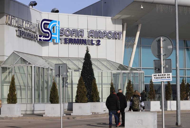 Фалшив сигнал за бомба затвори за час летище "София"