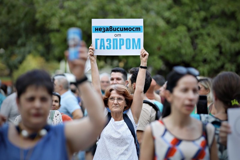 Стотици на протест срещу Радев: България да остане независима от "Газпром"