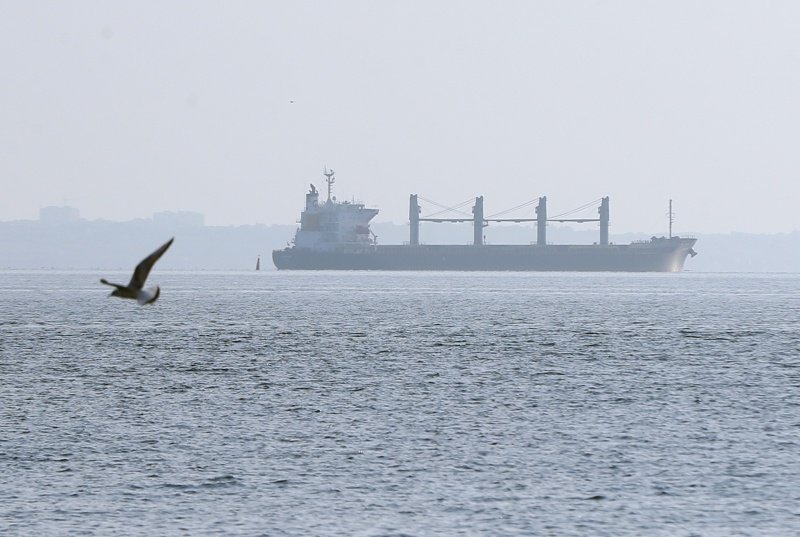 Корабът "Навистар" напуска пристанището в Одеса, натоварен с украинско зърно. Сн. ЕПА/БГНЕС
