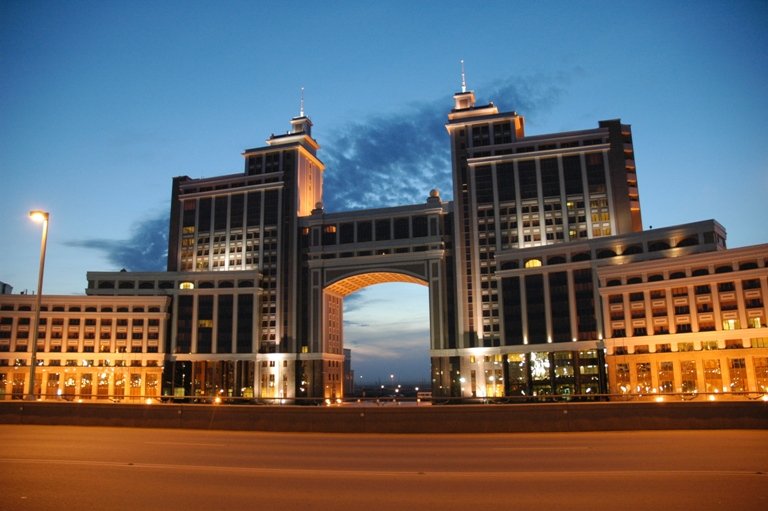 Сградата на "Казмунайгаз" в столицата на Казахстан, Изт.: Уикимедия