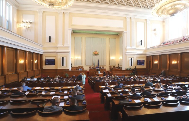 На последното си заседание депутатите приемат закони експресно (видео)