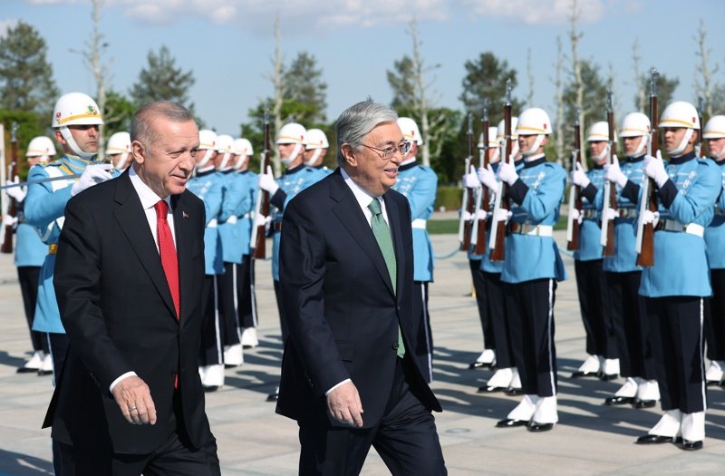 Президентът на Казахстан Касъм-Жомарт Токаев бе тържествено посрещнат в Анкара от турския си колега Реджеп Тайип Ердоган. ЕПА/БГНЕС