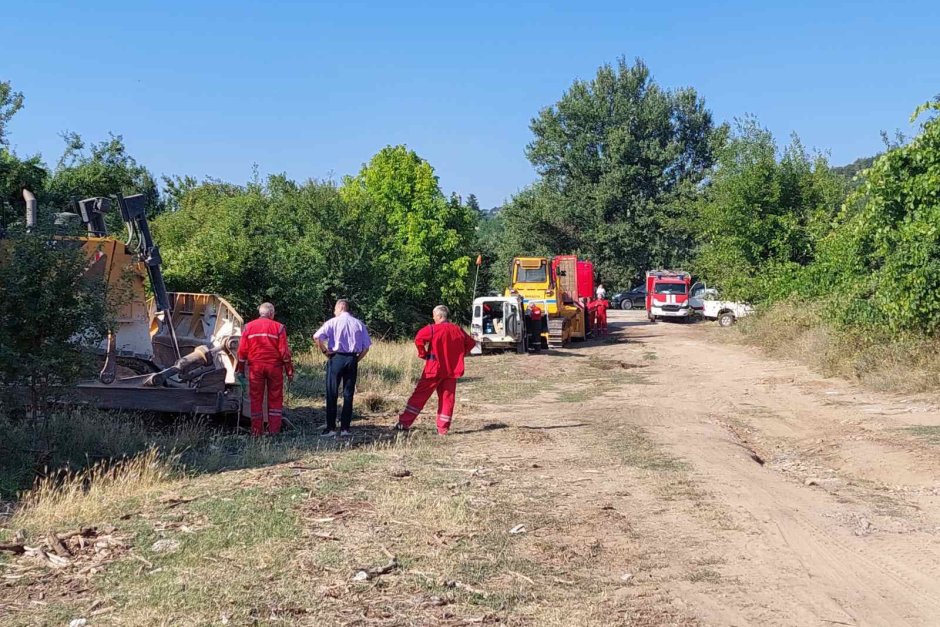 100 горски служители гасят пожар в иглолистна гора край с. Калугерово