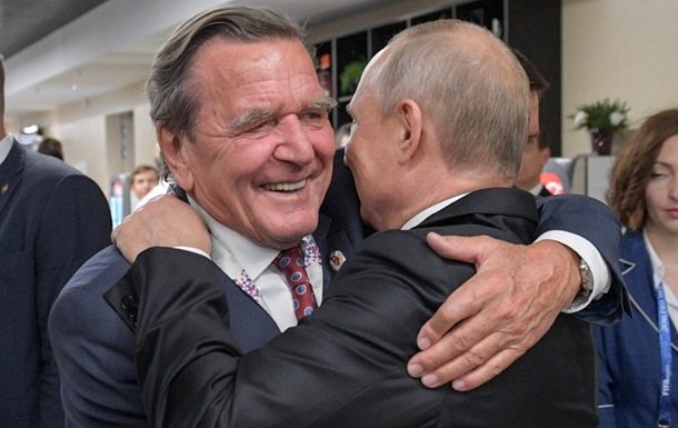 Путин и Шрьодер в топла прегръдка. Снимка: Кремъл