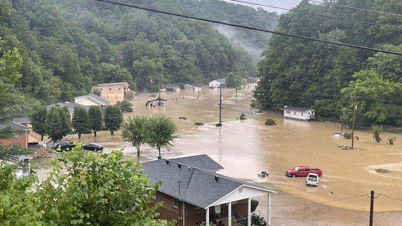 Най-малко 15 души загинаха при наводнения в американския щат Кентъки