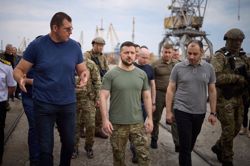 Преди два дни Володимир Зеленски беше на пристанище Одеса да провери как върви товаренето на зърно, сн. ЕПА/БГНЕС 