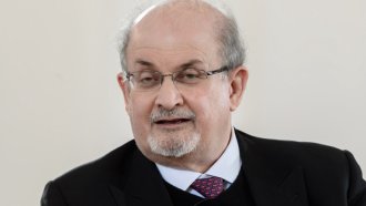 Салман Рушди е на командно дишане и може да загуби окото си след атаката с нож