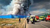 Огромен пожар бушува в склад край Москва, има една жертва