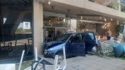Автомобил се вряза в мебелен магазин в София