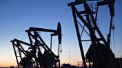 Петролът поевтиня рязко в очакване на сделка с Иран