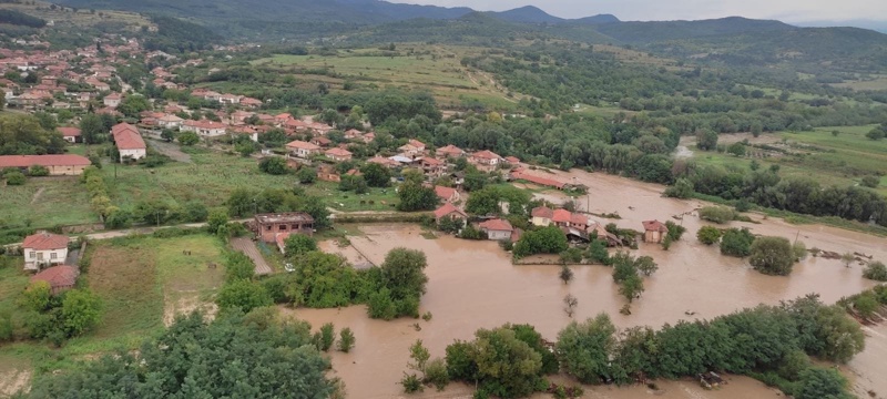 Около 20 души са спасени в бедстващите села край Карлово