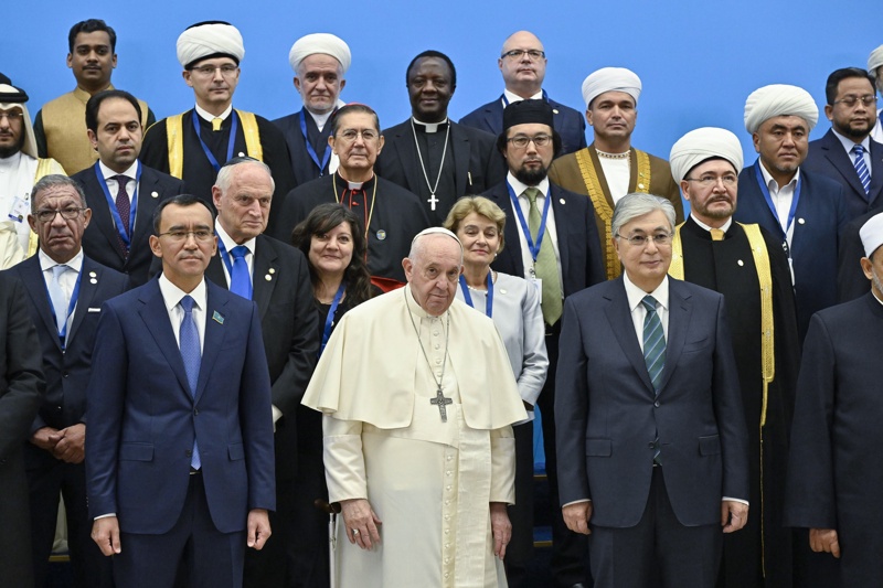В Казахстан папата каза, че религията играе ключова роля в борбата за мир