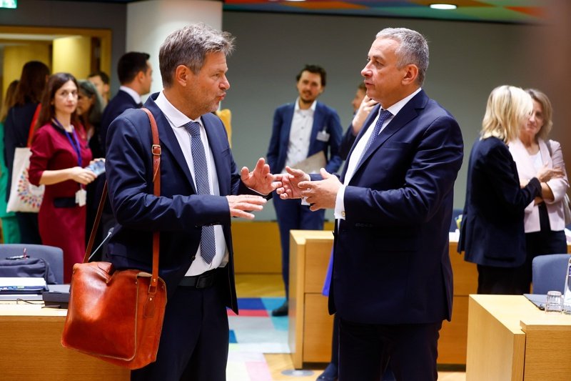 Германският и чешкият министри на индустрията разговарят преди безрезултатната среща, сн. ЕПА/БГНЕС