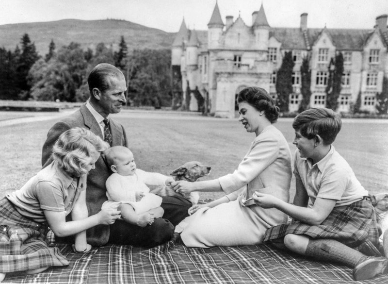 Кралското семейство в Балморал през 1960 година, Сн. ЕПА/БГНЕС